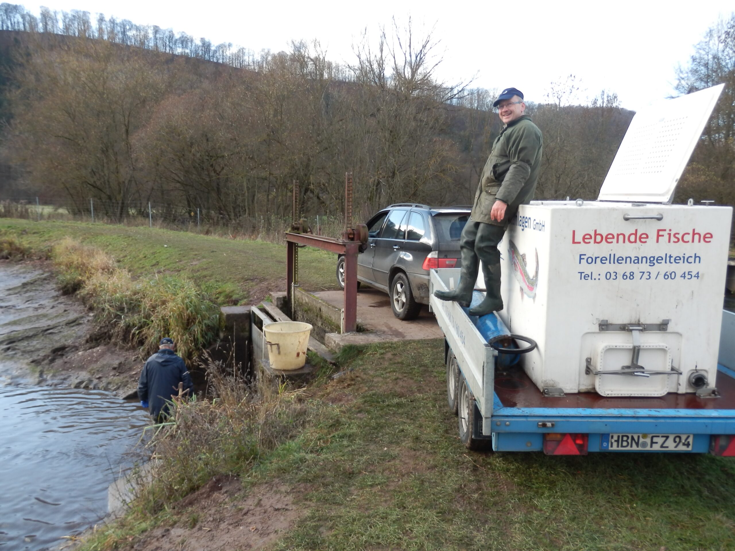 Markus Lichtenecker im Fischzuchtbereich