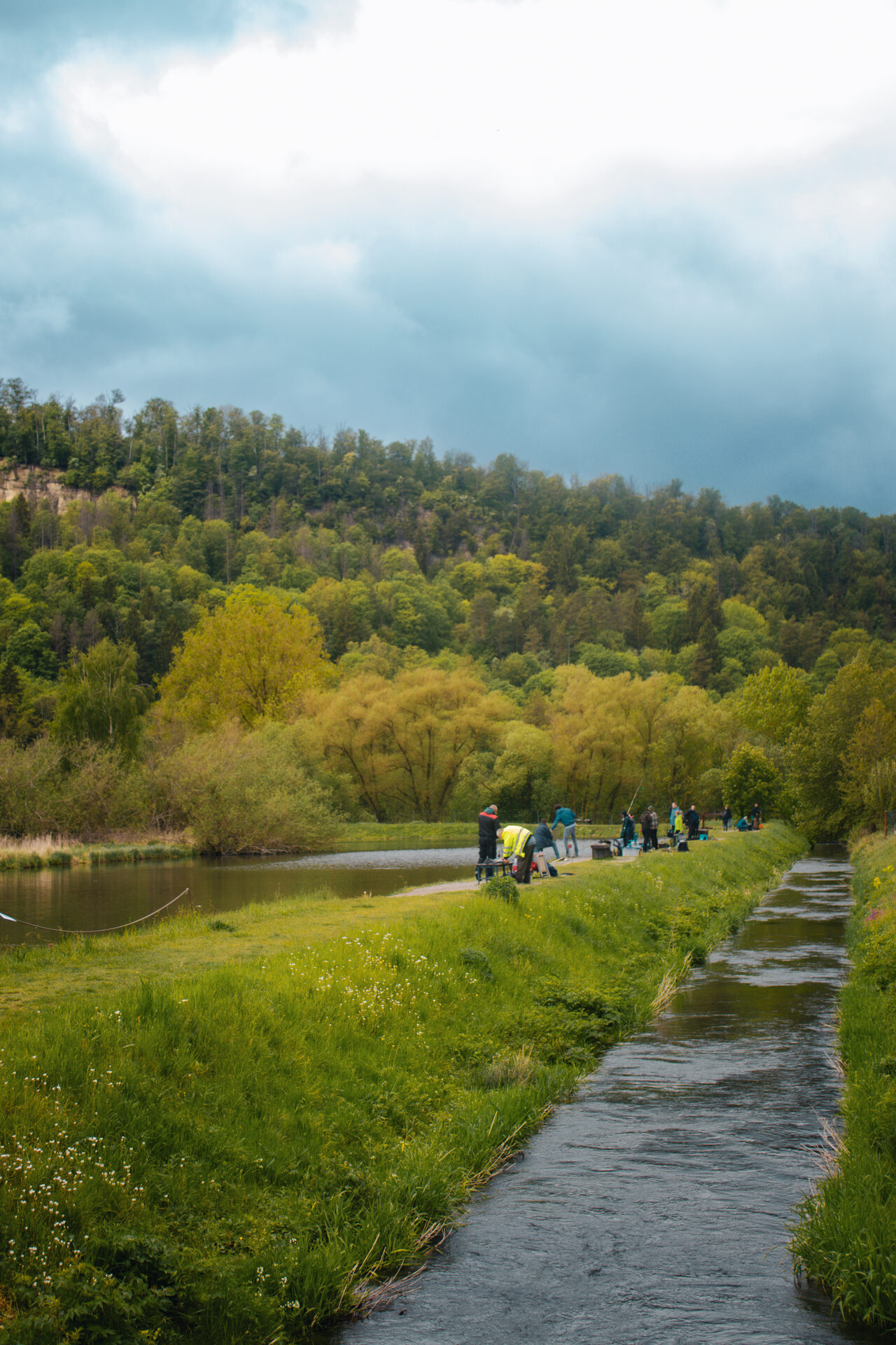 Uferweg am Forellenteich in Themar bei bedecktem Himmel zum Herrentag