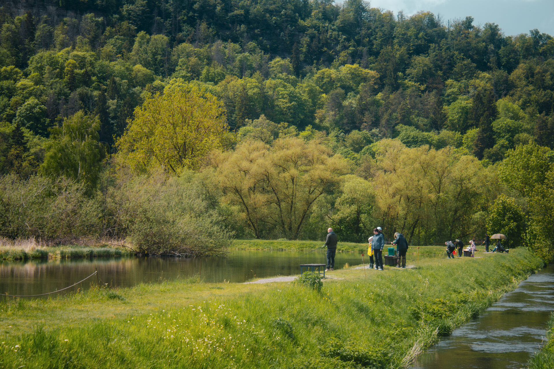 Mehrere Angler verteilt am Ufer des Forellenteichs in Themar