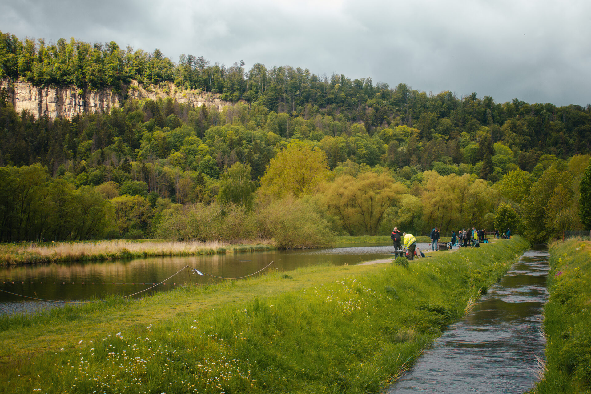 Blick über das Werratal mit Forellenteich, Wiesen und bewaldeten Hängen
